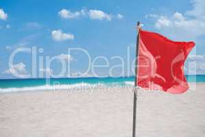 Rote Flagge zur Warnung am Strand auf Kuba Varadero