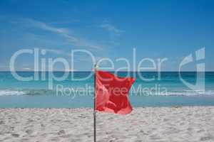 Rote Flagge zur Warnung am Strand auf Kuba Varadero