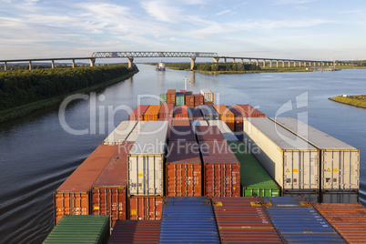 Containerschiff auf dem Nord-Ostsee-Kanal,Schleswig-Holstein, De