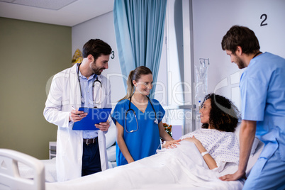 Team of doctors interacting with the pregnant woman