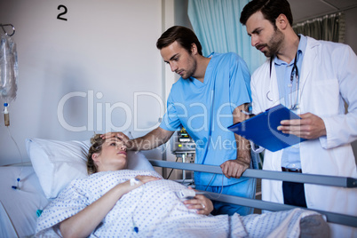 Team of doctors interacting with pregnant woman