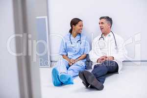 Doctors interacting with eachother in corridor