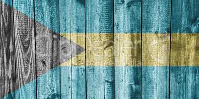 Fahne von Bahamas auf verwittertem Holz