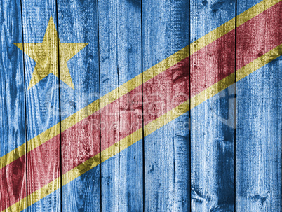 Fahne der Demokratischen Republik Kongo auf verwittertem Holz