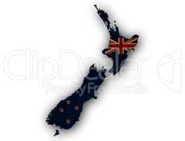 Karte und Flagge von Neuseeland auf rostigem Metall,