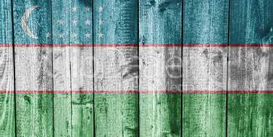 Fahne von Usbekistan auf verwittertem Holz
