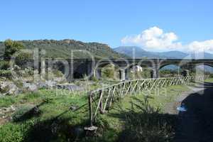 Brücke an der Alcantaraschlucht auf Sizilien
