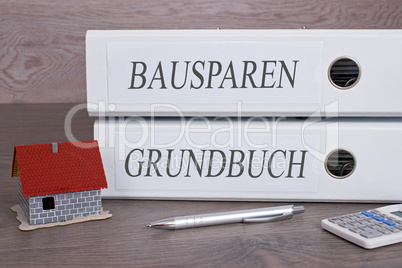 Bausparen und Grundbuch Ordner mit Haus