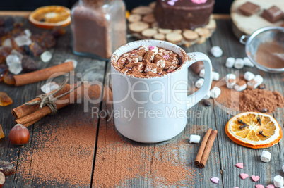 Cup with beve and marshmallow sprinkled with cocoa powder