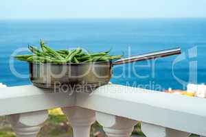 grüne Bohnen auf einer Dachterasse mit Meerblick