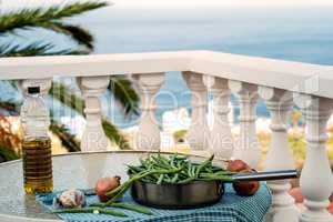 Grüne Bohnen auf einer mediterranen Dachterasse mit Meerblick