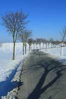 Landstraße im Erzgebirge im Winter