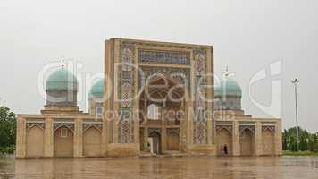 Taschkent im Regen - Baroqxon Medrese
