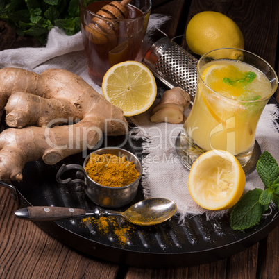 lemon- ginger lemonade with honey