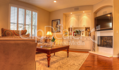 Living room with a sofa, coffee table, lamp