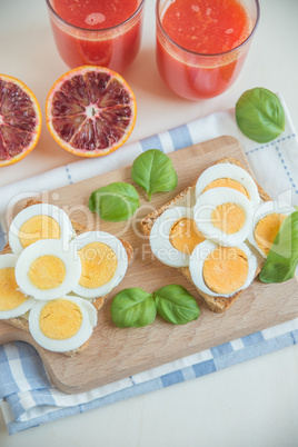 Toast mit Ei und Orangensaft