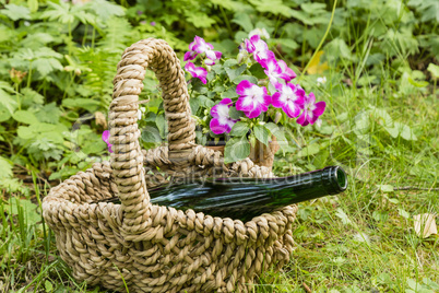 Stillleben mit Weinflasche im Garten, still life with wine bottl