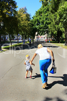 girl runs away from his mother in the city