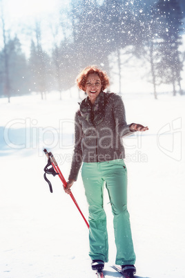 Sie hat Spaß im Schnee