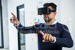 Graphic designer using the virtual reality headset