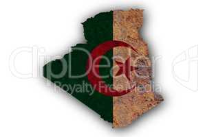 Karte und Fahne von Algerien auf rostigem Metall