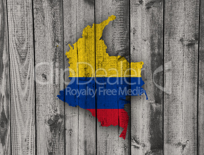 Karte und Fahne von Kolumbien auf verwittertem Holz