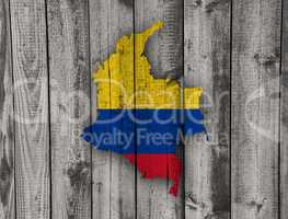 Karte und Fahne von Kolumbien auf verwittertem Holz