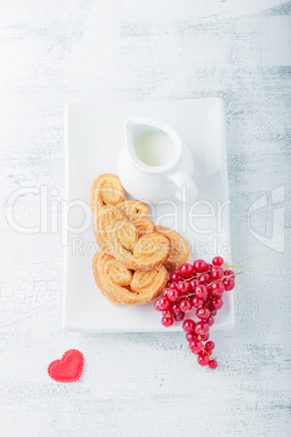 Heart-shaped biscuits wiith sugar and cinnamon