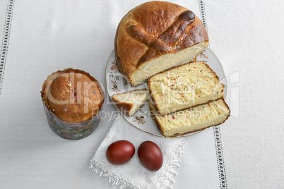 Easter eggs on the napkin and cake .