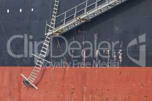 Lotsenleiter an einem Schiffsrumpf eines Frachtschiffes
