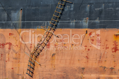 Lotsenleiter an einem Schiffsrumpf eines Frachtschiffes