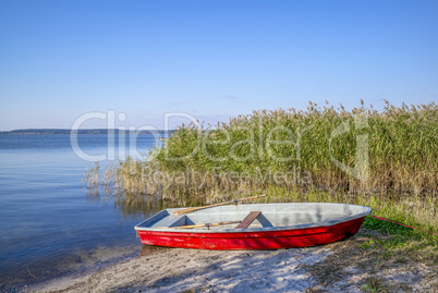 Ruderboot an einem einsamen Strand am Achterwasser auf der Insel