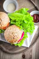 Cheeseburger with salad, onion tomato and fresh bread.