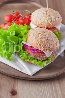 Cheeseburger with salad, onion, tomato and fresh bread