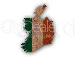 Karte und Fahne von Irland auf rostigem Metall