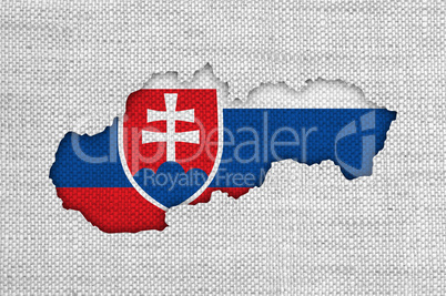 Karte und Fahne der Slowakei auf altem Leinen