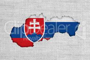 Karte und Fahne der Slowakei auf altem Leinen