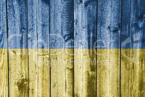 Fahne der Ukraine auf verwittertem Holz