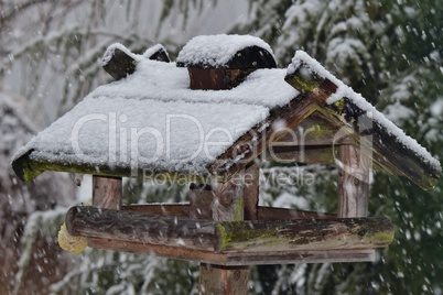 Ein Vogelhäuschen und Schneefall