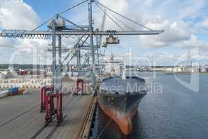 Containerschiff in Aarhus, Dänemark