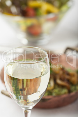 Weißwein und Spinatspätzle mit Salat