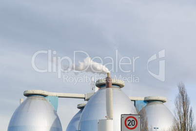 Große Produktionsanlage von Biogas
