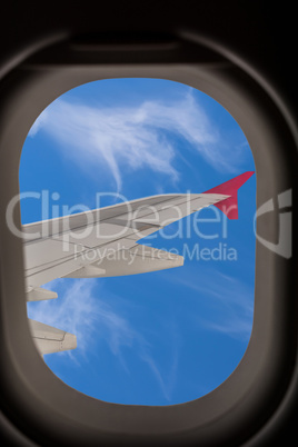 Flugzeugfenster mit Blick auf die Flügel des Flugzeugs.