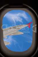 Flugzeugfenster mit Blick auf die Flügel des Flugzeugs.
