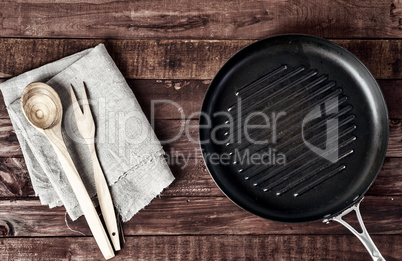 Empty grill pan with wooden spatula and spoon