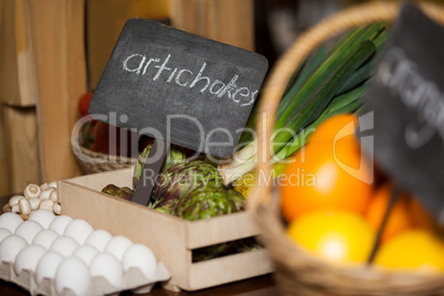 Placard with artichokes word in organic section