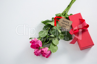 Gift box and bunch of pink rose with happy mothers day tag