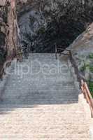 Treppenstufen zu der Felsenhöhle bei Arta auf Mallorca, Spanien