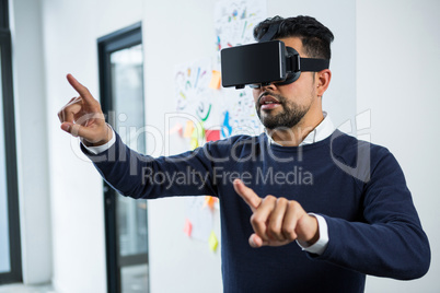 Graphic designer using the virtual reality headset