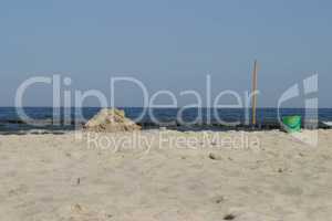 Meerblick mit Strand, Schaufel, Eimer, Strandburg